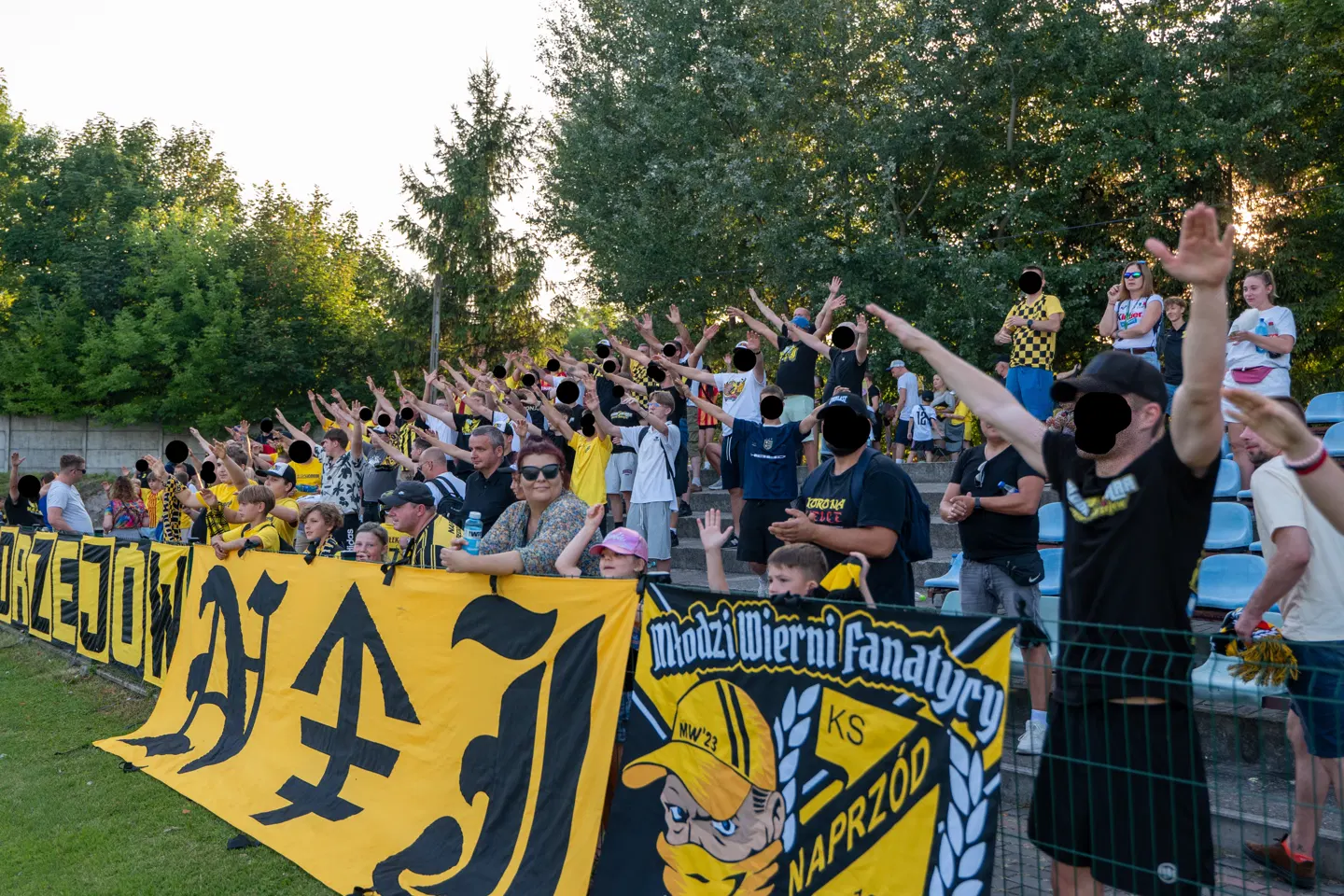 Kibice na trybunach stadionu